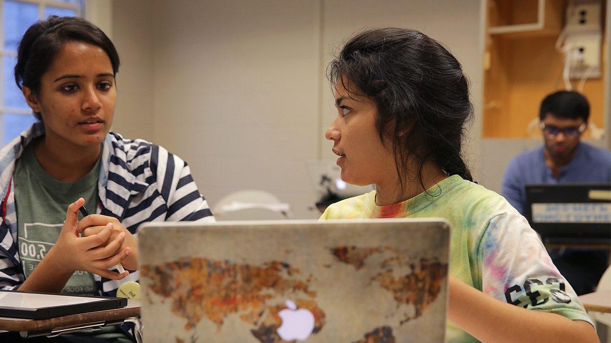 Two students working on a laptop in the 写作与学习中心.